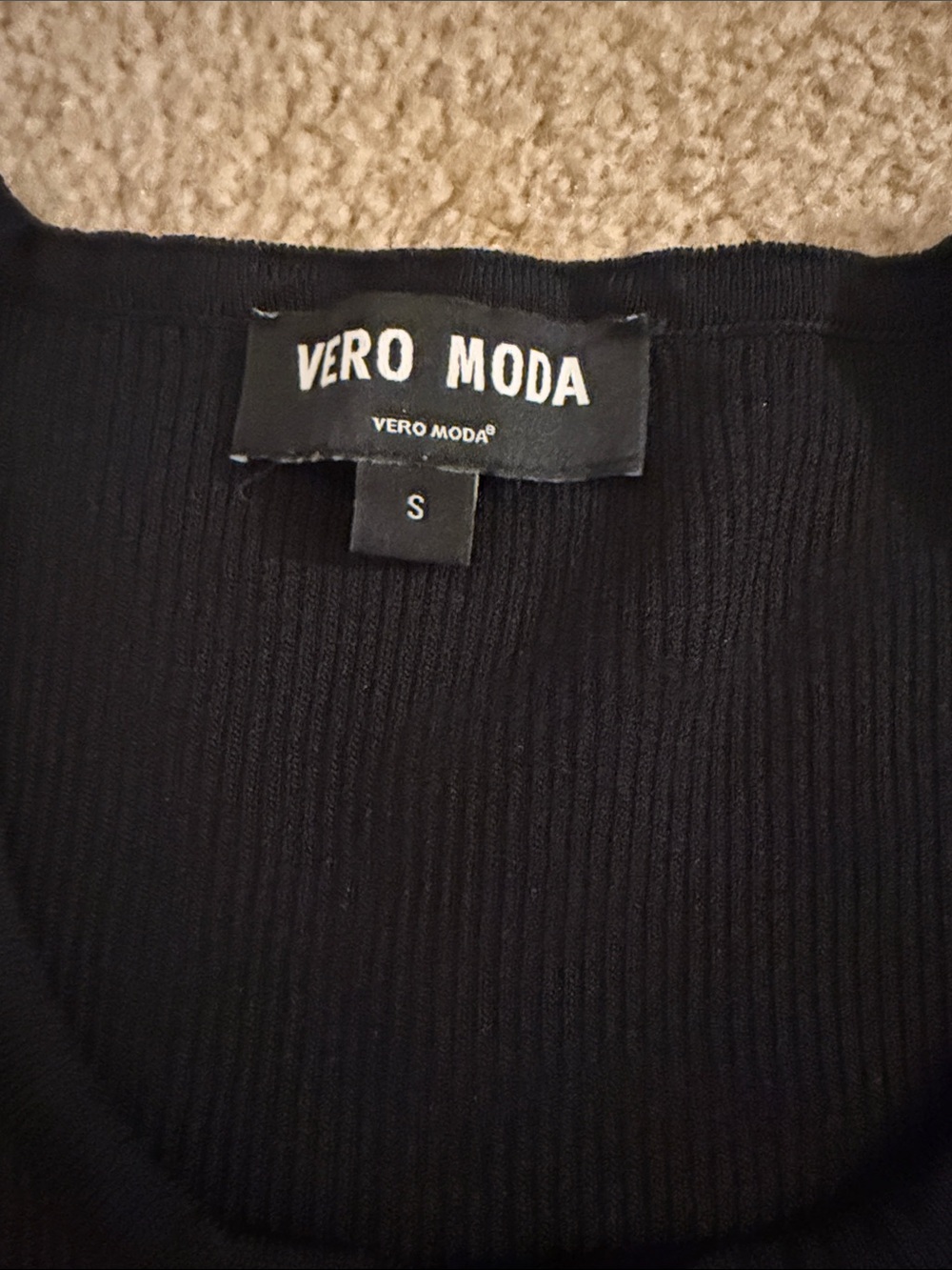 Vero Moda Black Ribbed Ruffle-Trim Button Crop Top - Picture 2 of 4